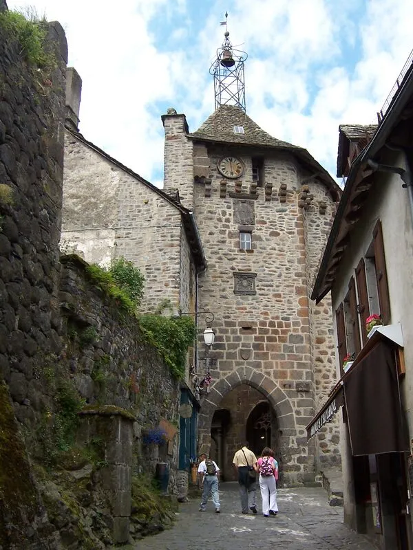 Cantal : Volcans et Village de Salers
